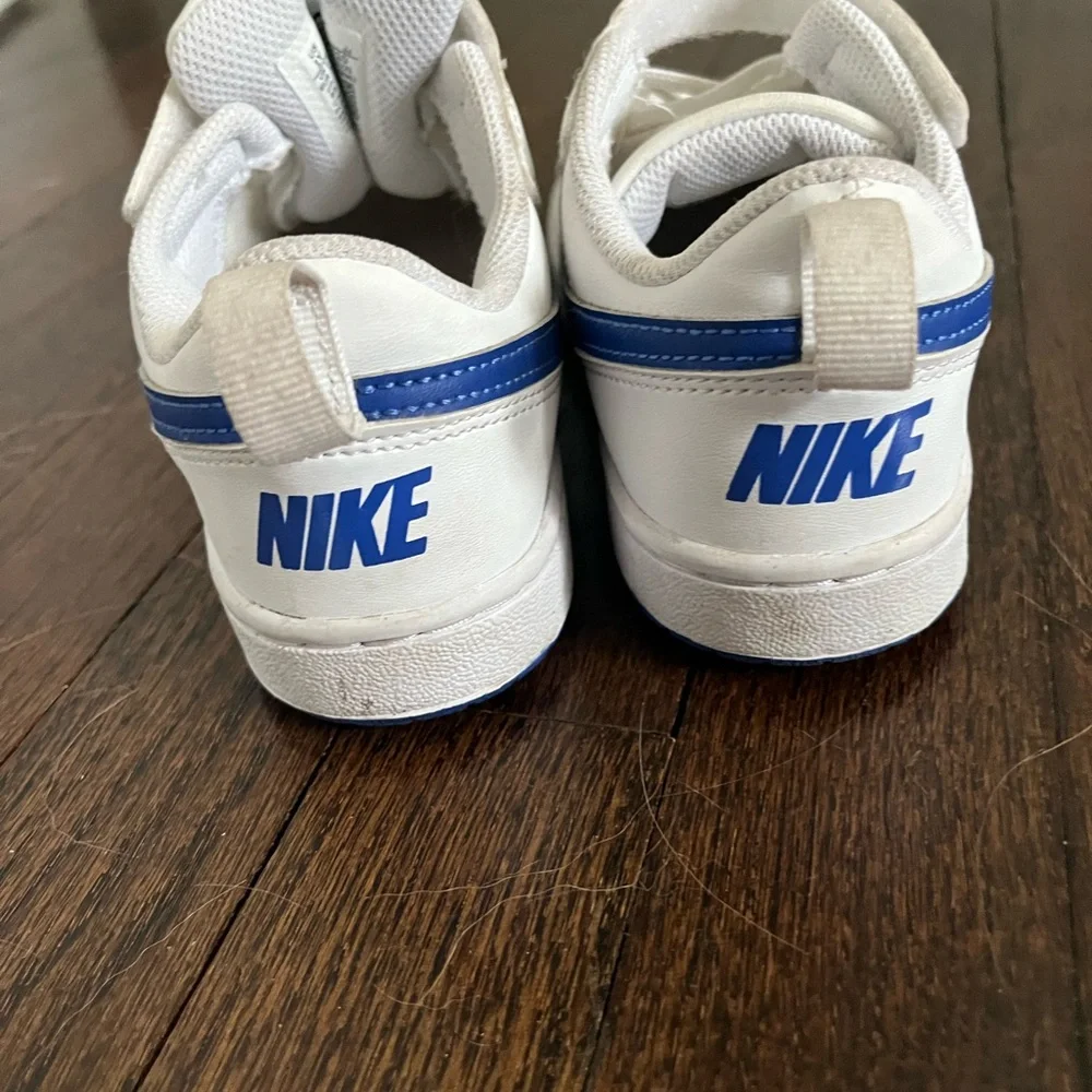 Nike Kids Sneakers in White and Blue - Picture 4 of 6